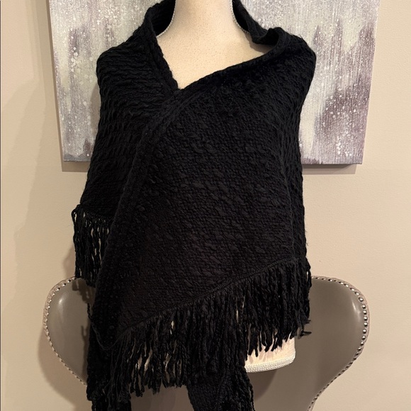Vince Camuto Triangle Black Fringe Knit Shawl (NWT)